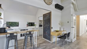 Frigorífico, microondas, horno y placa de cocina