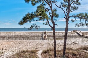 På stranden