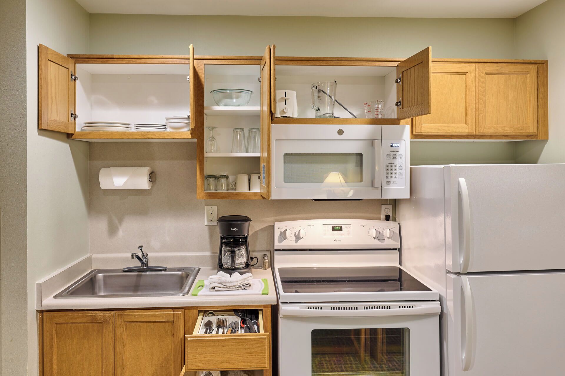 Een koelkast, een microgolfoven, een oven, een kookplaat