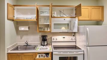 Een koelkast, een microgolfoven, een oven, een kookplaat