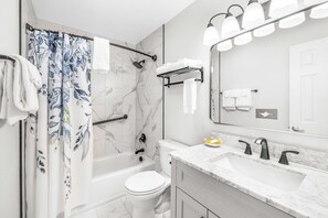 Shower, hair dryer, towels, shampoo - Ocean view studio, no stairs-Full Kitchen, Patio! (Lincoln City)