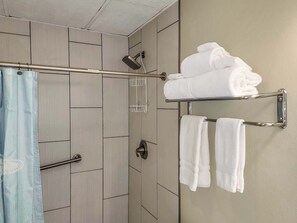 Douche, sèche-cheveux, serviettes fournies, shampoing