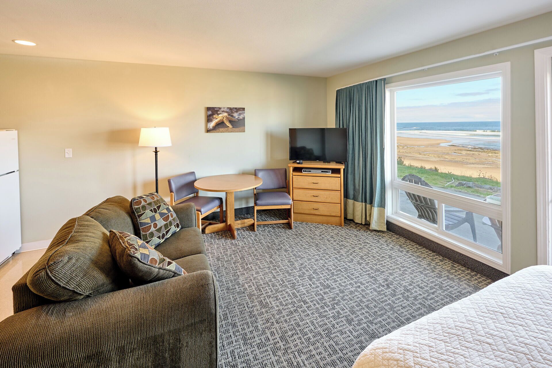 Televisión, reproductor de DVD y oficina 