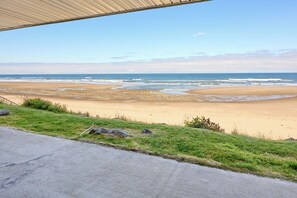 On the beach - Ground Floor Oceanfront Condo - Full Kitchen - Pool & Hot Tub! (Lincoln City)