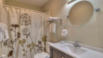 Regadera, secadora de cabello, toallas