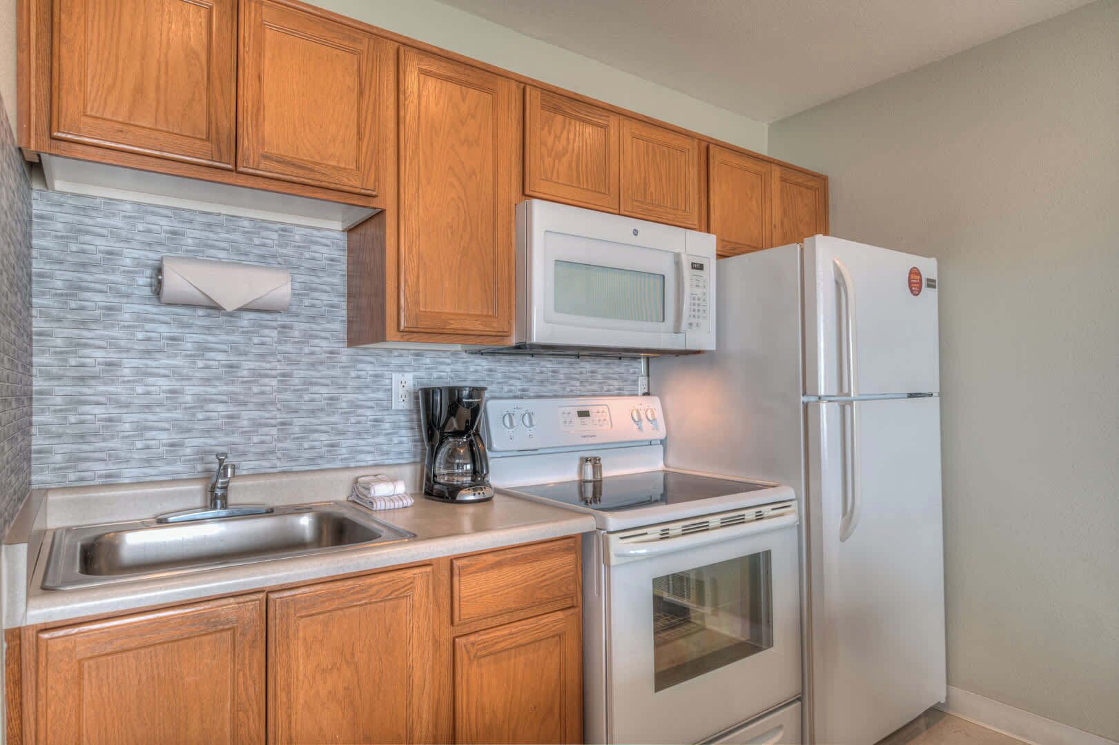 Coffee/tea maker, fridge, microwave, oven