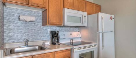 Coffee/tea maker, fridge, microwave, oven