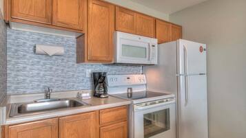 Refrigerador, microondas, horno y parrilla de estufa