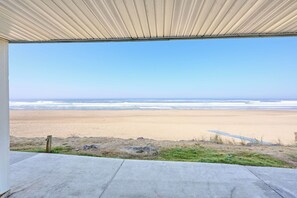 On peut admirer la plage depuis un espace abrité doté d’un sol en béton et d’un toit en métal.