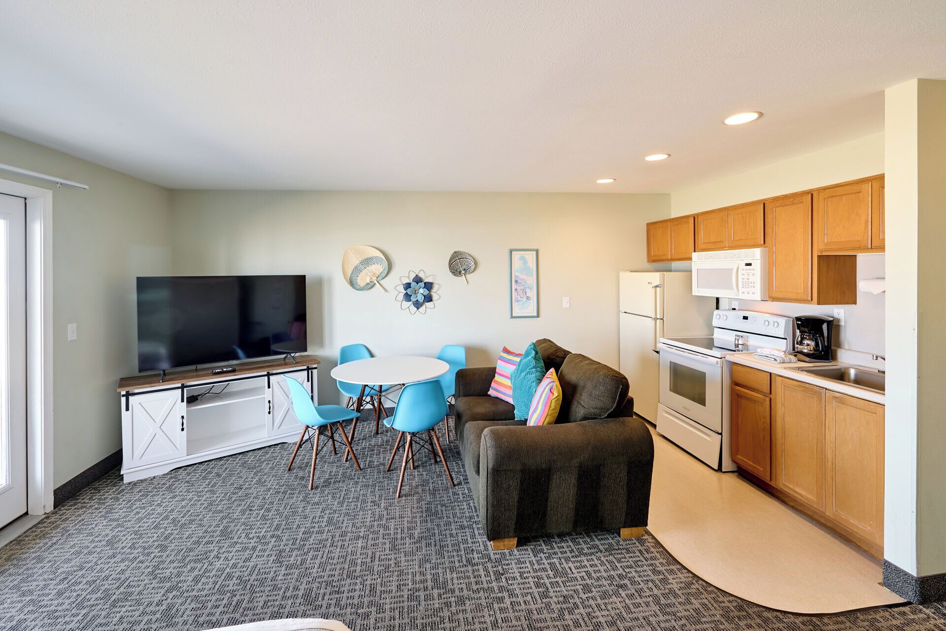 Télévision, lecteur de DVD, espaces bureaux