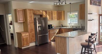 Spacious 4-bedroom house in peaceful Louisa with AC, fitness room