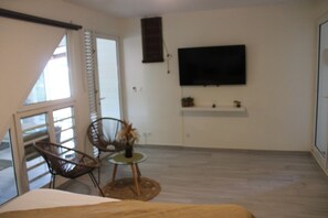 2 bedrooms, iron/ironing board, internet, bed sheets