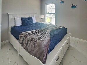 4 habitaciones, tabla de planchar con plancha, internet y ropa de cama 