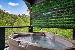 Outdoor spa tub - Romantic Couples Treehouse! Theatre! 3 min to PF! (Pigeon Forge)