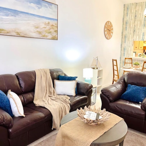 Charming 2BR/2BA Townhome with Patio near Disney