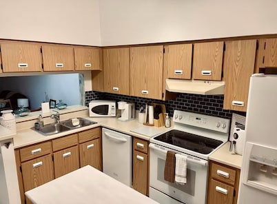 Charming 2BR/2BA Townhome with Patio near Disney