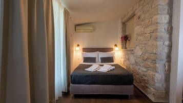 1 habitación, tabla de planchar con plancha, internet y ropa de cama