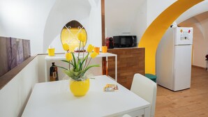 Une cuisine moderne dotée d’un four à micro-ondes, d’un réfrigérateur et de quelques éléments décoratifs en bois.