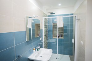 Dusche, Haartrockner, Bidet, Handtücher