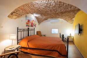 1 bedroom, WiFi, bed sheets - VACATION HOME FULL CENTER, RESTAURANTS PIZZERIAS SUPERMARKETS AIRPORT TRAINS METRO (CATANIA)