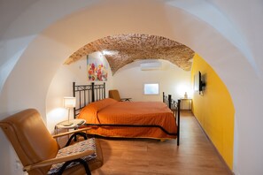 1 bedroom, WiFi, bed sheets - VACATION HOME FULL CENTER, RESTAURANTS PIZZERIAS SUPERMARKETS AIRPORT TRAINS METRO (CATANIA)