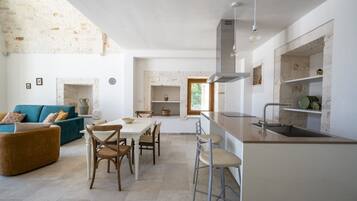 Frigorifero, forno, piano cottura, lavastoviglie