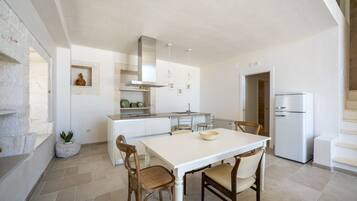 Een koelkast, een oven, een kookplaat, een vaatwasser