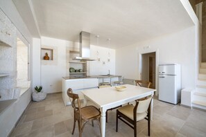 Een koelkast, een oven, een kookplaat, een vaatwasser