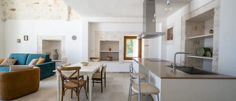 Réfrigérateur, four à micro-ondes, un four, surface de cuisson