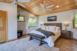 4 bedrooms, desk, iron/ironing board, travel cot