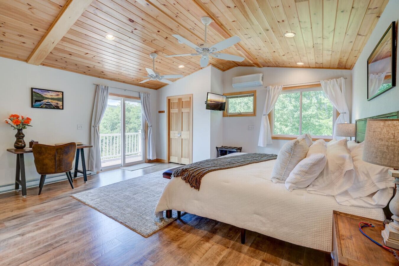 4 bedrooms, desk, iron/ironing board, travel crib