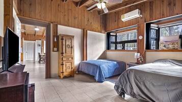 3 bedrooms, iron/ironing board, WiFi, bed sheets