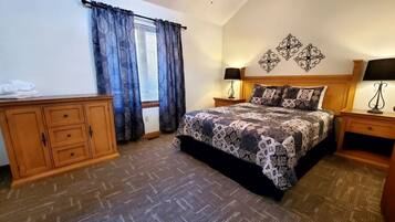 Signature House, 3 Bedrooms, Non Smoking, Kitchen | Individually decorated, individually furnished, iron/ironing board