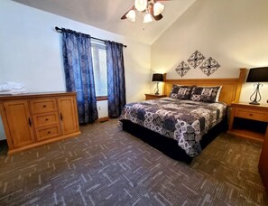 Signature House, 3 Bedrooms, Non Smoking, Kitchen | Individually decorated, individually furnished, iron/ironing board - Mountain Dream & Song (Gatlinburg)