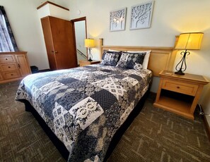 Signature House, 3 Bedrooms, Non Smoking, Kitchen | Individually decorated, individually furnished, iron/ironing board