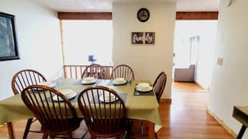 Signature House, 3 Bedrooms, Non Smoking, Kitchen | In-room dining