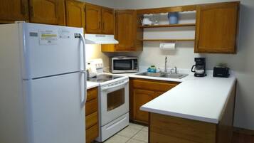 Signature House, 3 Bedrooms, Non Smoking, Kitchen | Private kitchen | Fridge, microwave, oven, stovetop