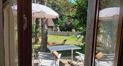 Studio with terrace and garden 15 minutes from Guédelon