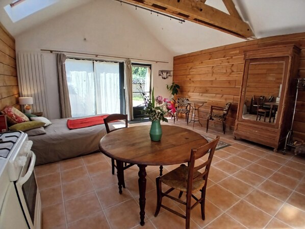 1 chambre, fer et planche à repasser, draps fournis