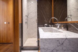 Dusche, Bidet, Handtücher, Shampoo