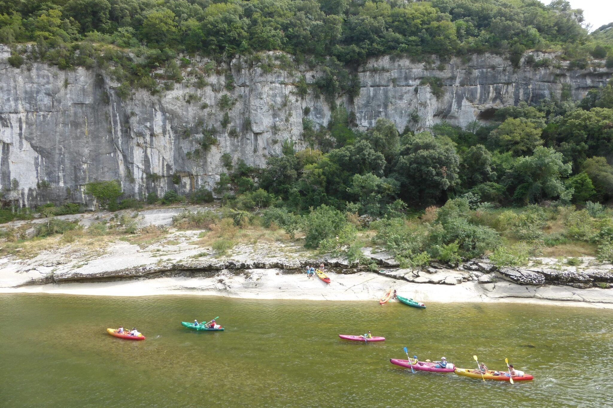 Une rivière où l’on peut faire du kayak, avec une falaise rocheuse.