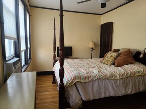 3 habitaciones, tabla de planchar con plancha, internet y ropa de cama
