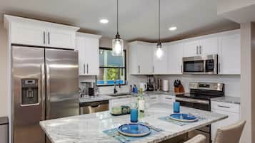 Refrigerador, microondas, horno y parrilla de estufa