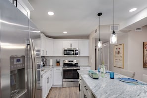 Refrigerador, microondas, horno, placa de cocina