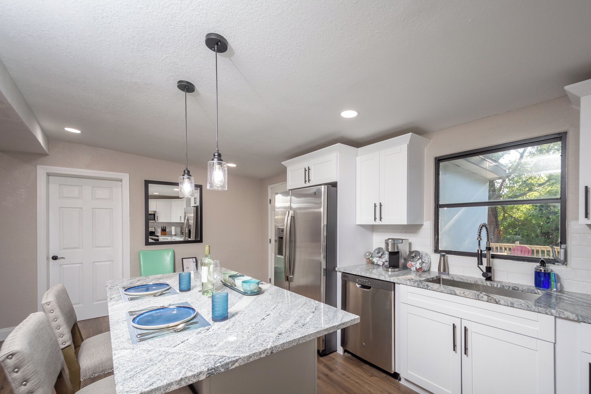 Jääkaappi, mikroaaltouuni, uuni, liesi