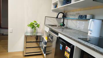 Frigorifero, microonde, forno, piano cottura