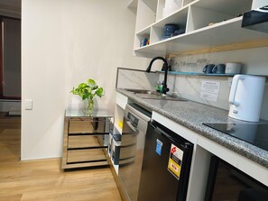 Fridge, microwave, oven, stovetop - Easy Stay Studio (Jamboree Heights)