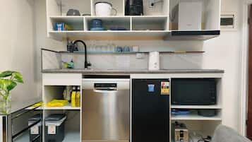 Frigorifero, microonde, forno, piano cottura
