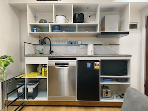 Réfrigérateur, four à micro-ondes, un four, surface de cuisson