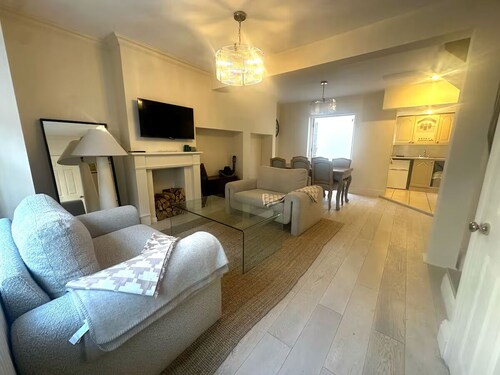 Entire Cosy Seaside Cottage - Minutes from the beach, shops and restaurants!